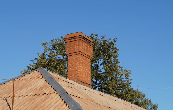 지붕에 벽돌 굴뚝 — 스톡 사진
