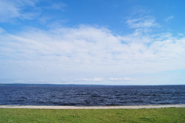 Lake, the sky and grass. Petrozavodsk, Russia, Karelia — Stock Photo, Image