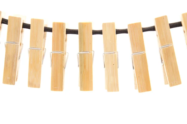 Clothespins ve beyaz zemin üzerine ip — Stok fotoğraf