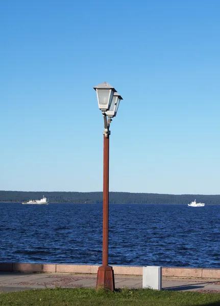 Lanterna e navio — Fotografia de Stock