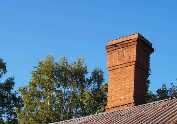 屋根の上にレンガ煙突 — ストック写真