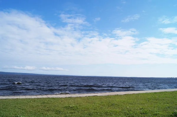 Sjön, himlen och gräset. Petrozavodsk, Ryssland, Karelen — Stockfoto