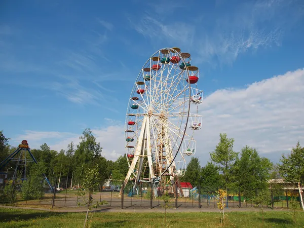 Grande roue dans le parc — Photo