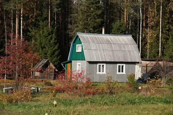 Dům v obci na podzim — Stock fotografie