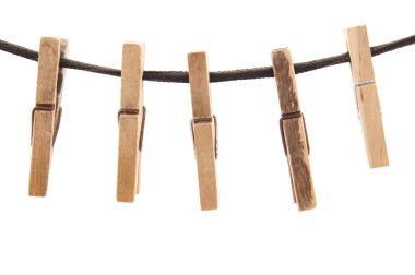 clothespins ve beyaz zemin üzerine ip
