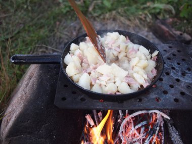 açık havada pişmiş güveç ateşe kaynar