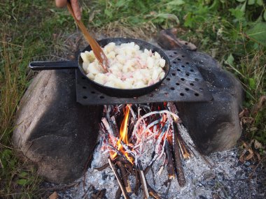 açık havada pişmiş güveç ateşe kaynar