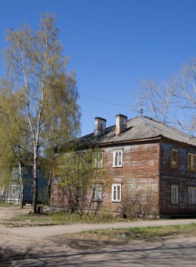 Şehirdeki ahşap ev.