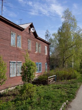 Şehirdeki ahşap ev.
