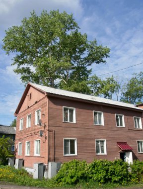 Şehirdeki ahşap ev.