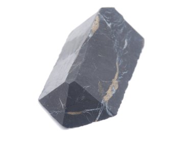 shungite beyaz bir arka plan üzerinde