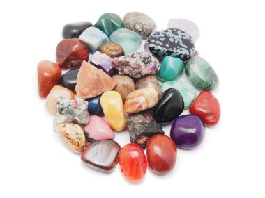 beyaz zemin üzerinde mineral