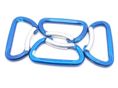 beyaz zemin üzerine tırmanma carabiner