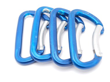 beyaz zemin üzerine tırmanma carabiner