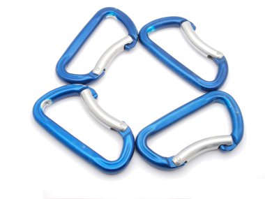 beyaz zemin üzerine tırmanma carabiner