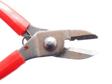 Beyaz arkaplanda pense