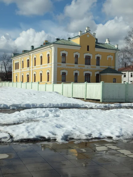페트로자보츠크, 러시아의 키에 노란색 건물 — 스톡 사진