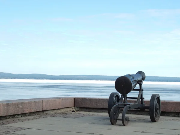 Pistola en muelle de Onega en Petrozavodsk, Rusia — Foto de Stock