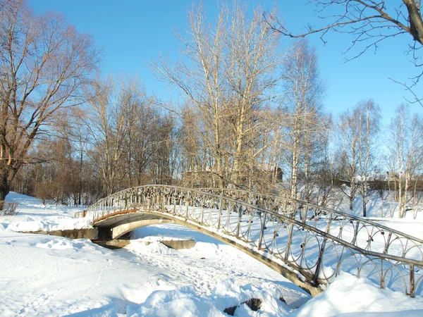 Мост через реку зимой — стоковое фото