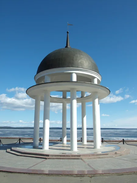 Rotunda in Petrozavodsk. Embankment of Onega Sea. — Stock Photo, Image