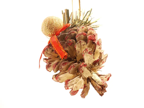 Il cono - un giocattolo di albero della pelliccia su uno sfondo bianco — Foto Stock