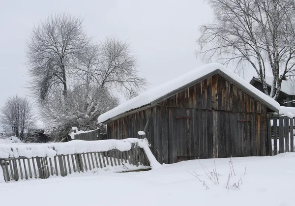 Dům ve vesnici v zimě — Stock fotografie