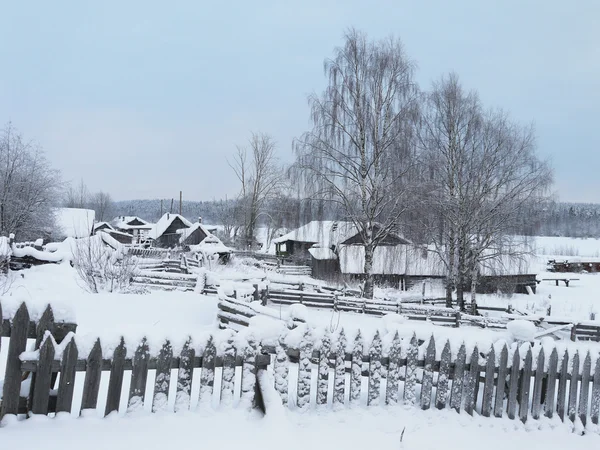 Huset i byn på vintern — Stockfoto