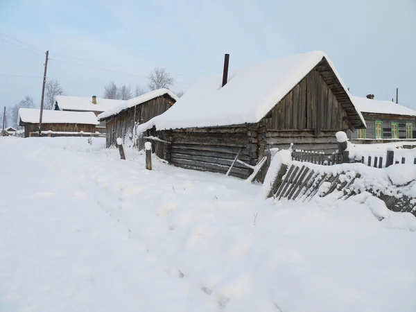 Das Haus im Dorf im Winter — Stockfoto