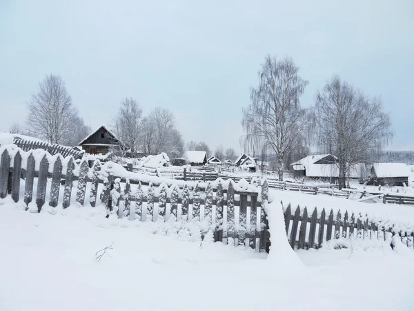 Huset i byn på vintern — Stockfoto