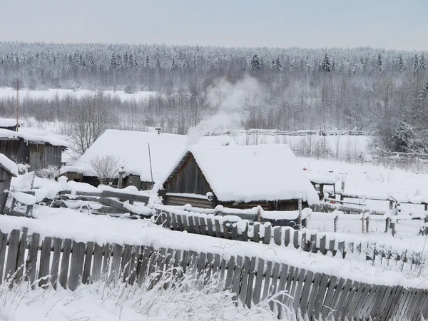 La casa en el pueblo en el invierno —  Fotos de Stock