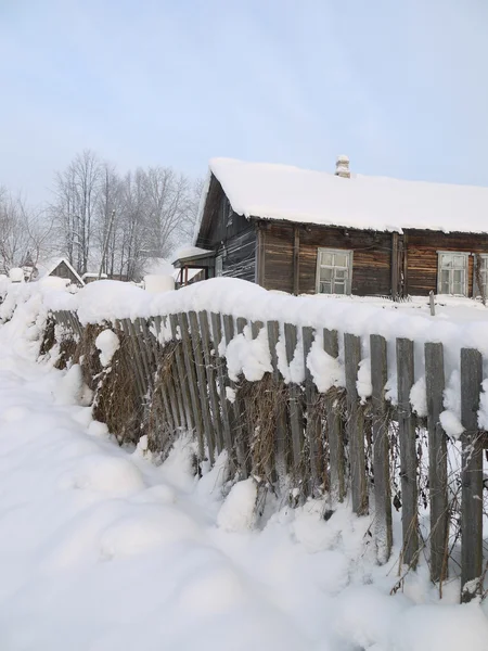 La casa en el pueblo en el invierno —  Fotos de Stock