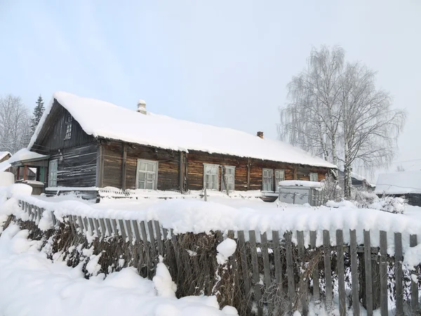 Eve kışı köyünde — Stok fotoğraf