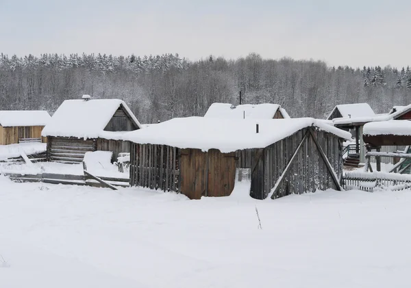Huset i byn på vintern — Stockfoto