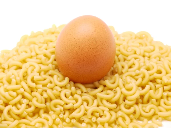 Ei en macaroni op een witte achtergrond — Stockfoto