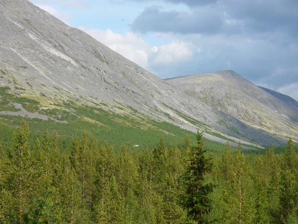 Gran montaña en el norte de Rusia — Foto de Stock