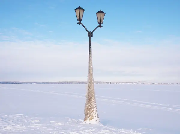 冬の湖のほとりのランタン — ストック写真