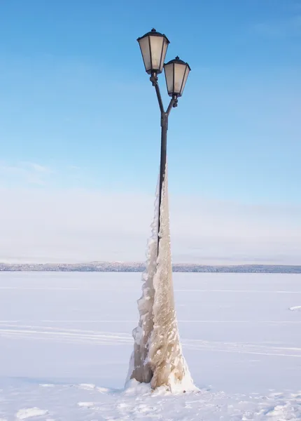 Linterna en la orilla del lago en el invierno — Foto de Stock