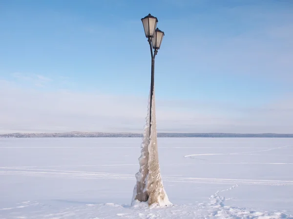 Latarnia na brzegu jeziora w zimie — Zdjęcie stockowe