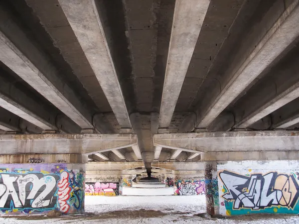 Graffiti sous le pont de l'autoroute — Photo