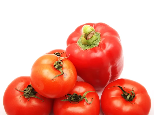 Pimienta y tomate sobre fondo blanco — Foto de Stock
