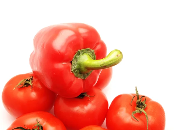Pimienta y tomate sobre fondo blanco — Foto de Stock