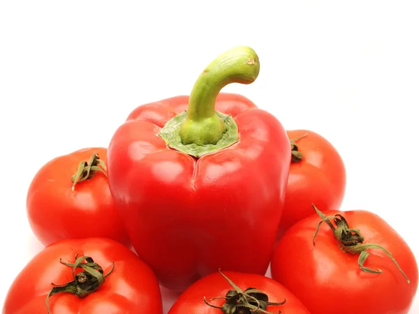 Peper en tomaat op witte achtergrond — Stockfoto