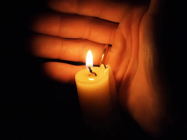Hand mit Kerze — Stockfoto