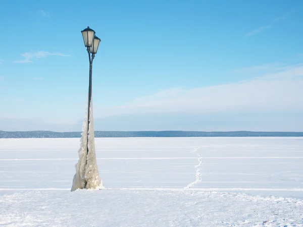 冬の湖のほとりのランタン — ストック写真