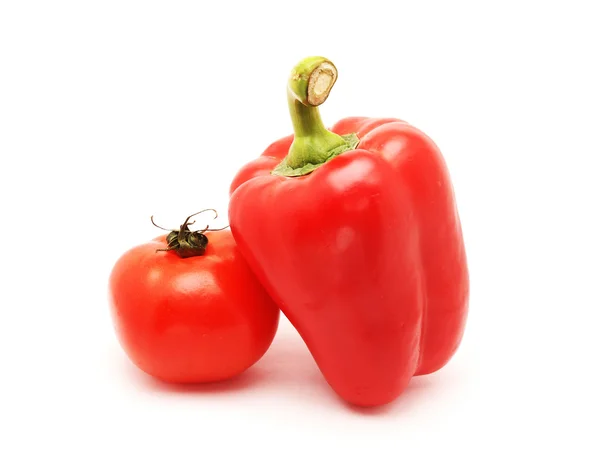 Pimienta y tomate sobre fondo blanco —  Fotos de Stock