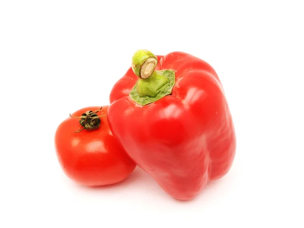 Peper en tomaat op witte achtergrond — Stockfoto