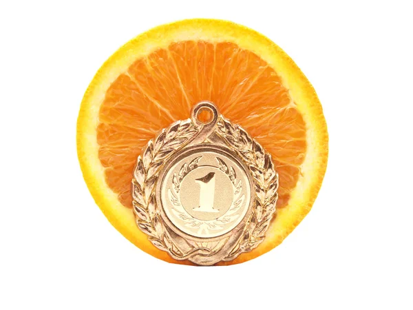 Médaille et une orange sur fond blanc — Photo