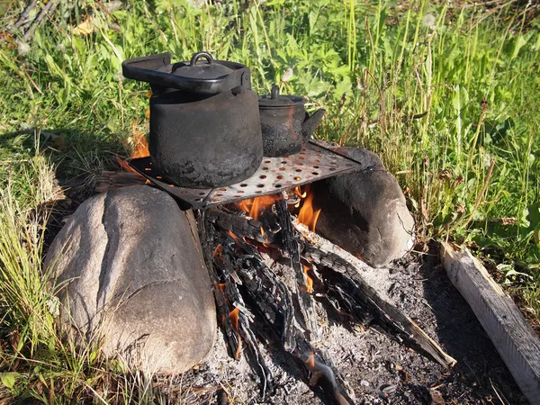 Tetera y hervidor de agua en un incendio en el verano — Foto de Stock