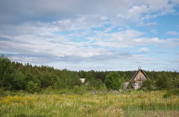 La vieja casa tirada en la aldea en primavera. Karelia, Rusia — Foto de Stock