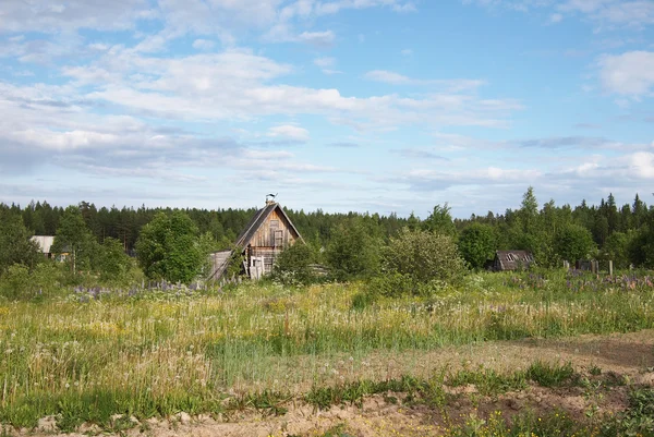 La vieja casa tirada en la aldea en primavera. Karelia, Rusia — Foto de Stock